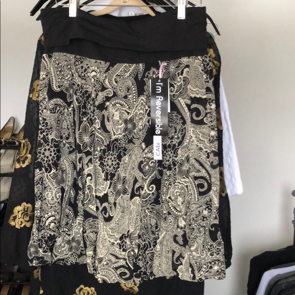 NWT reversible cabi skirt. Size Large